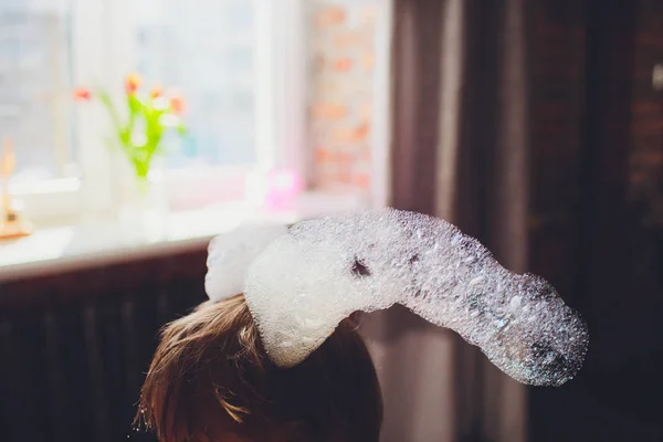 Soap bubbles on the child's head — Stock Photo, Image