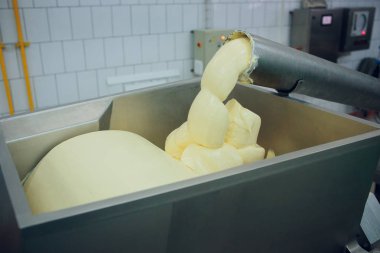 peynir fabrikası ile raflar