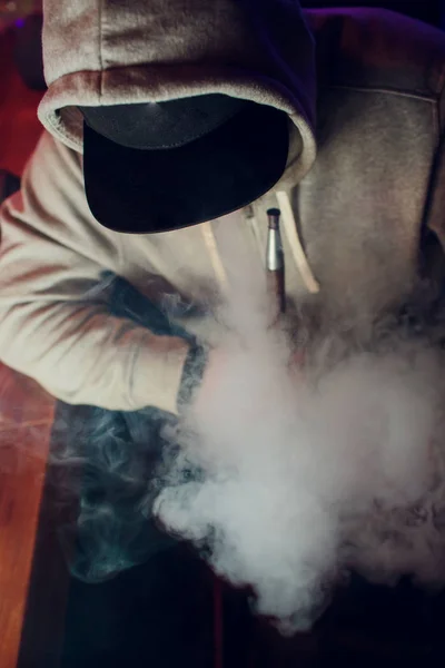 Porträtt av ung man röka en e-cigarett vape — Stockfoto