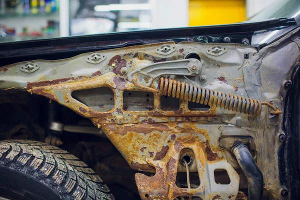 Suspensión de automóviles viejos y oxidados, que elimina las ruedas para la reparación, reemplazo y cambio de piezas de noticias-Industria automotriz y conceptos de garaje . — Foto de Stock