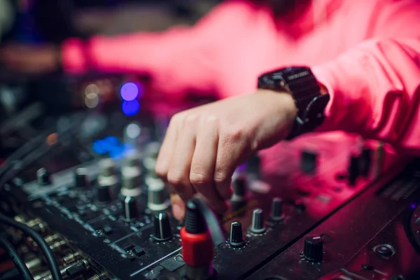 DJ reproducción de música mezclador primer plano — Foto de Stock