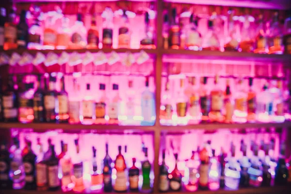 Abstraktní police s různými lahví alkoholu — Stock fotografie