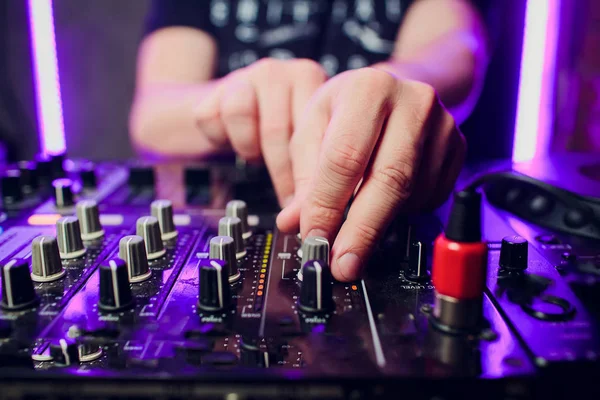 DJ tocando música mixer close-up — Fotografia de Stock