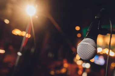 Konser salonu veya konferans odasındaki mikrofonu kapat.
