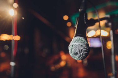 Konser salonu veya konferans odasındaki mikrofonu kapat.
