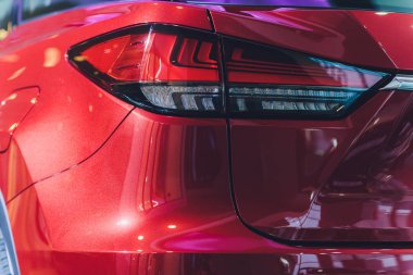 Modern bir arabanın arka ışığı, yakın plan, kırmızı gövde..