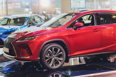Ufa, Rusya 17 Ağustos 2019: Lexus Rx 300, modern araba ksenon lamba, tampon, tekerlek manzarası. Modern bir arabanın dışı..