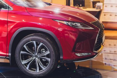 Ufa, Rusya 17 Ağustos 2019: Lexus Rx 300, modern araba ksenon lamba, tampon, tekerlek manzarası. Modern bir arabanın dışı..