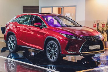 Ufa, Rusya 17 Ağustos 2019: Lexus Rx 300, modern araba ksenon lamba, tampon, tekerlek manzarası. Modern bir arabanın dışı..