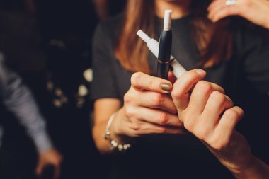 sigara içen modern sigara aygıtı ısıyı yakmaz tütün ürünü teknolojisi.