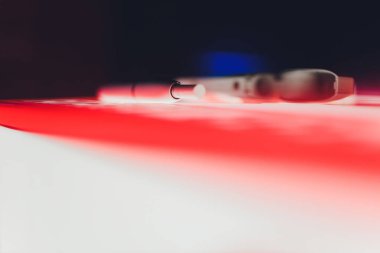 sigara içen modern sigara aygıtı ısıyı yakmaz tütün ürünü teknolojisi.