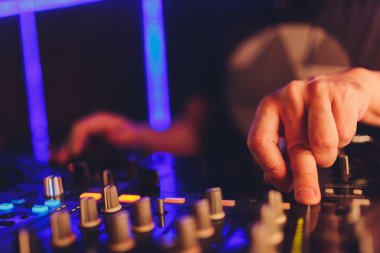 Dj uzak karıştırıcı için kulüpte.