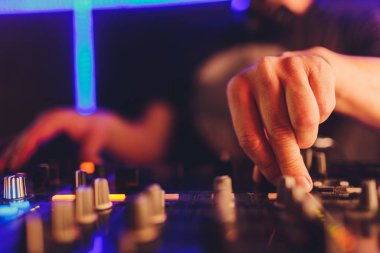 Dj uzak karıştırıcı için kulüpte.