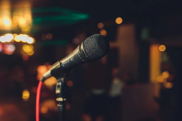 Gros plan du microphone dans la salle de concert ou de conférence. — Photo
