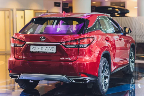 Ufa, russland 17. august 2019: lexus rx 300, makroansicht moderner auto-xenonscheinwerfer, stoßstange, rad. Äußere eines modernen Autos. — Stockfoto