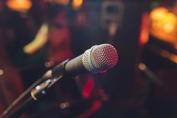 Primer plano del micrófono en sala de conciertos o sala de conferencias. — Foto de Stock