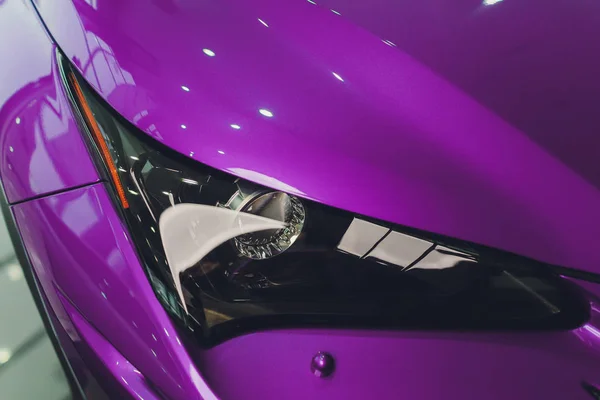 Κοντινοί προβολείς του αυτοκινήτου Violet σώμα γκρο πλαν. γκρι σώμα — Φωτογραφία Αρχείου