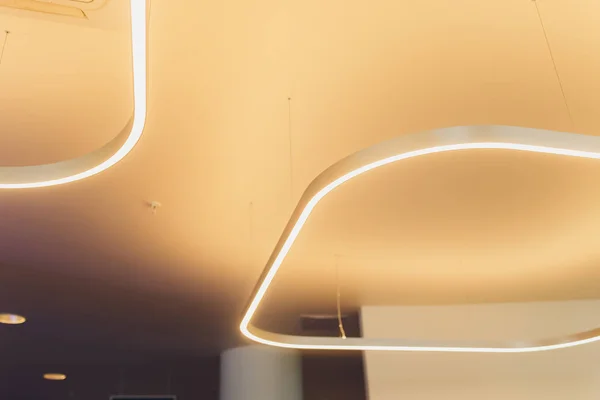 Luz moderna interior en el centro comercial techo futurista con iluminación . — Foto de Stock