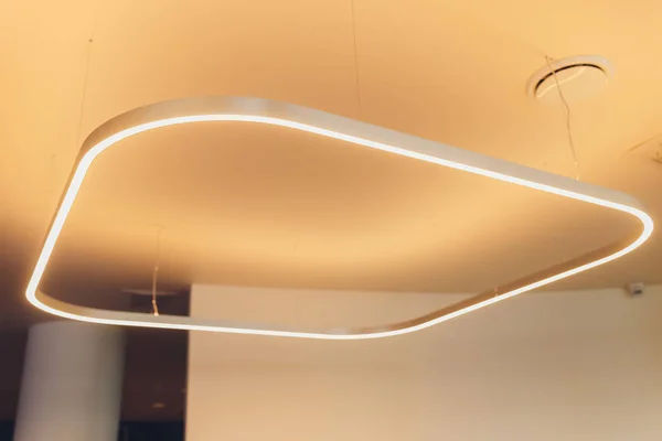 Interni luce moderna nel centro commerciale soffitto futuristico con illuminazione . — Foto Stock