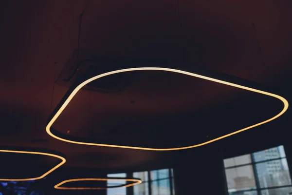 Інтер'єр сучасне світло в торговому центрі футуристична стеля з освітленням . — стокове фото