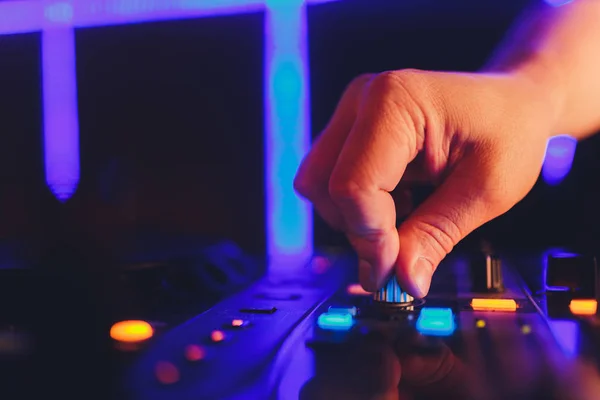 DJ en el club para el mezclador remoto . — Foto de Stock