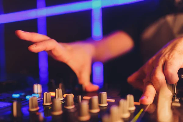 DJ i klubben för Remote mixer. — Stockfoto