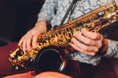 Saksafon çalar caz müzisyeni. Saksofoncu Bariton Saksafon çalar ile.