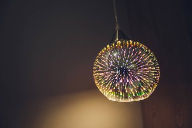 Nefes kesen yuvarlak cam avize modern tavan arası dekorasyonunda salon binasının iç tasarımı. Modern iç mekanda mimari tasarım dekorasyonu.