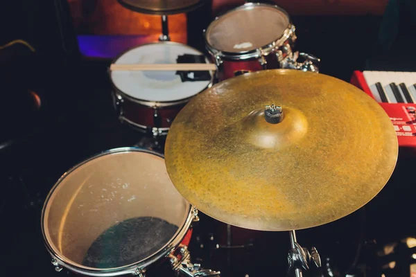 Drum set in dramatic light on a black background. — Stock Photo, Image