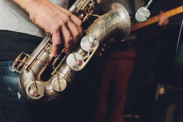 Saxofonist Jazzmusiker. Saxofonist mit Baritonsaxofonspieler. — Stockfoto