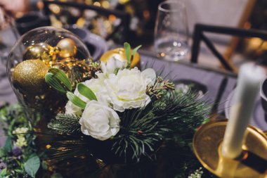 Süslü ağaçlı odaksız ışıkların altın rengi Noel arkaplanı.