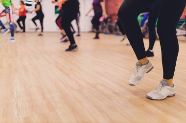 Fitness, spor, eğitim, spor ve yaşam kavramı - spor salonunda egzersiz kadın grubu.