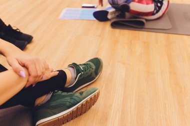 Fitness, spor, eğitim, spor ve yaşam kavramı - spor salonunda egzersiz kadın grubu.