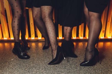 Restoranda siyah külotlu çorap giyen güzel kadın bacakları..