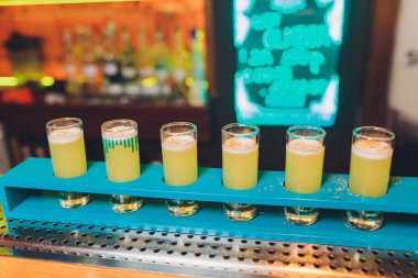 Garson ahşap tepside içki servisi yapıyor..