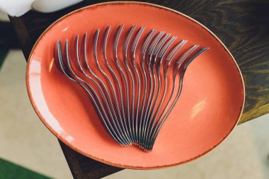 Büfede hazır kaşıklar, yemek çubukları ve tabaklar var..