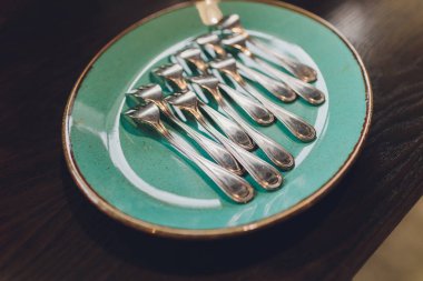 Büfede hazır kaşıklar, yemek çubukları ve tabaklar var..