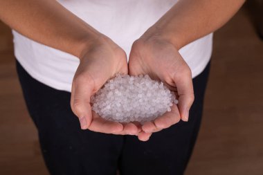 Parmak ucunda küçük plastik topaklar var. Mikro plastik. Hava kirliliği.