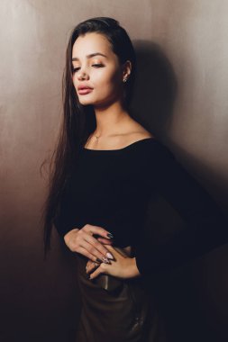 Güzel manken karanlık odada oturuyor..