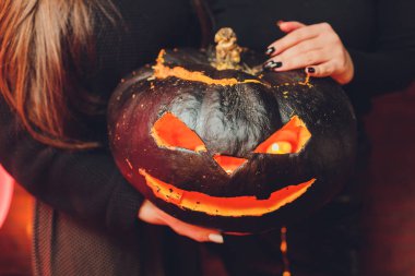Siyah arka plan ile Halloween balkabağı fener ile kuru yaprakları.