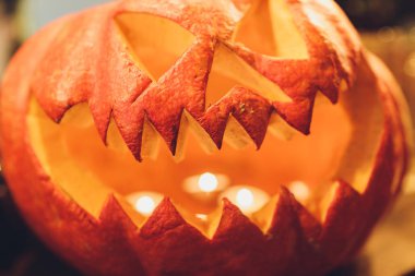 Siyah arka plan ile Halloween balkabağı fener ile kuru yaprakları.