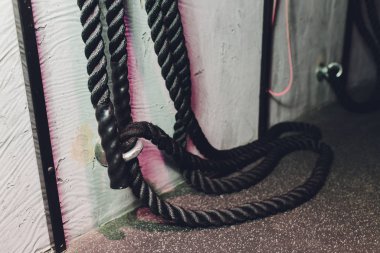 Gri arka bahçedeki siyah savaş ipine yakın durun. Spor ve spor malzemeleri. Fonksiyonel eğitim.