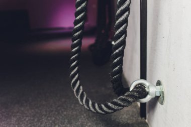 Gri arka bahçedeki siyah savaş ipine yakın durun. Spor ve spor malzemeleri. Fonksiyonel eğitim.