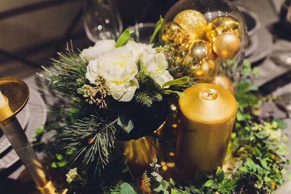 Золотой рождественский фон из рассеянных огней с украшенной елкой. — стоковое фото