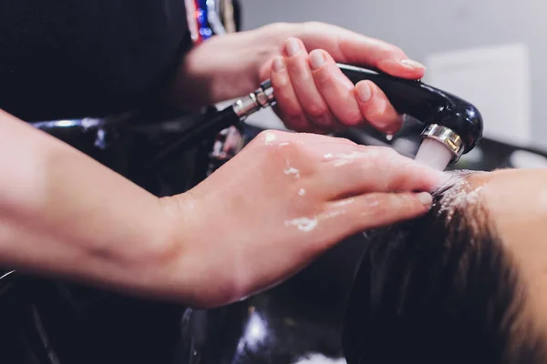 Stylista włosów Mycie szamponem kobieta. — Zdjęcie stockowe