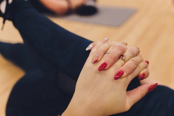 Fitness, sport, allenamento, palestra e stile di vita - gruppo di donne che si allenano in palestra . — Foto Stock