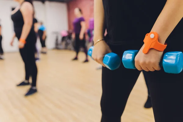 Fitness, Sport, Training, Gymnastik und Lifestylekonzept - Frauengruppe trainiert im Fitnessstudio. — Stockfoto
