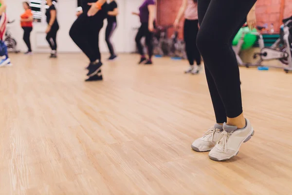 Fitness, Sport, Training, Gymnastik und Lifestylekonzept - Frauengruppe trainiert im Fitnessstudio. — Stockfoto