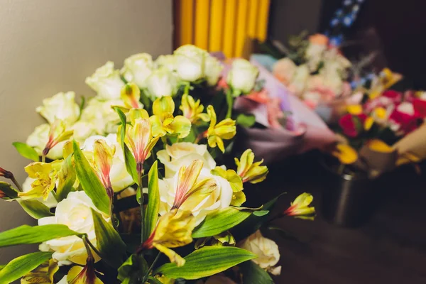 Bukiet kwiatów składa się z Lilie i zapomnieć o mnie niezapominajki. — Zdjęcie stockowe