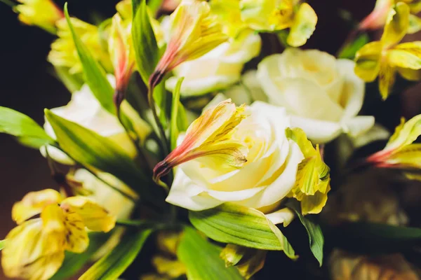 Ramo de flores consiste en lirios y no me olvides . —  Fotos de Stock